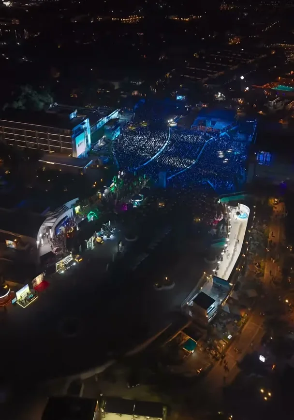 Axşam aerofotosu: festivalın işıqlandırılmış ərazisi