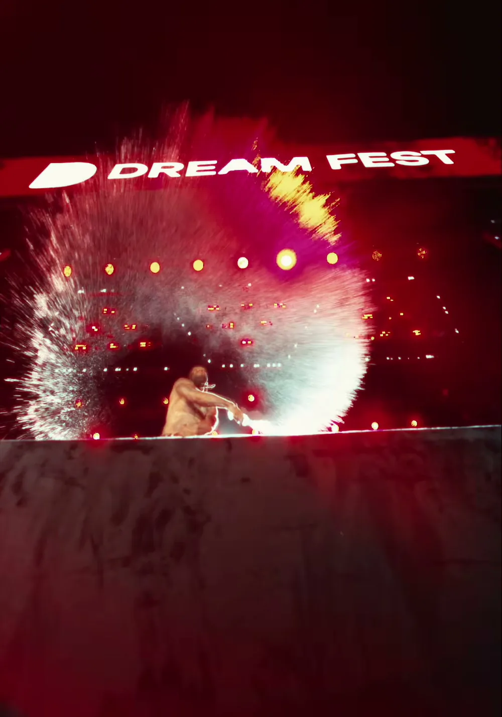 Dream Fest səhnəsində pirotexniki yaylım